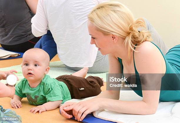 Baby Yogagroupkrabbelgruppe Oder Kita Stockfoto und mehr Bilder von Aerobic - Aerobic, Aktiver Lebensstil, Alleinerzieherin