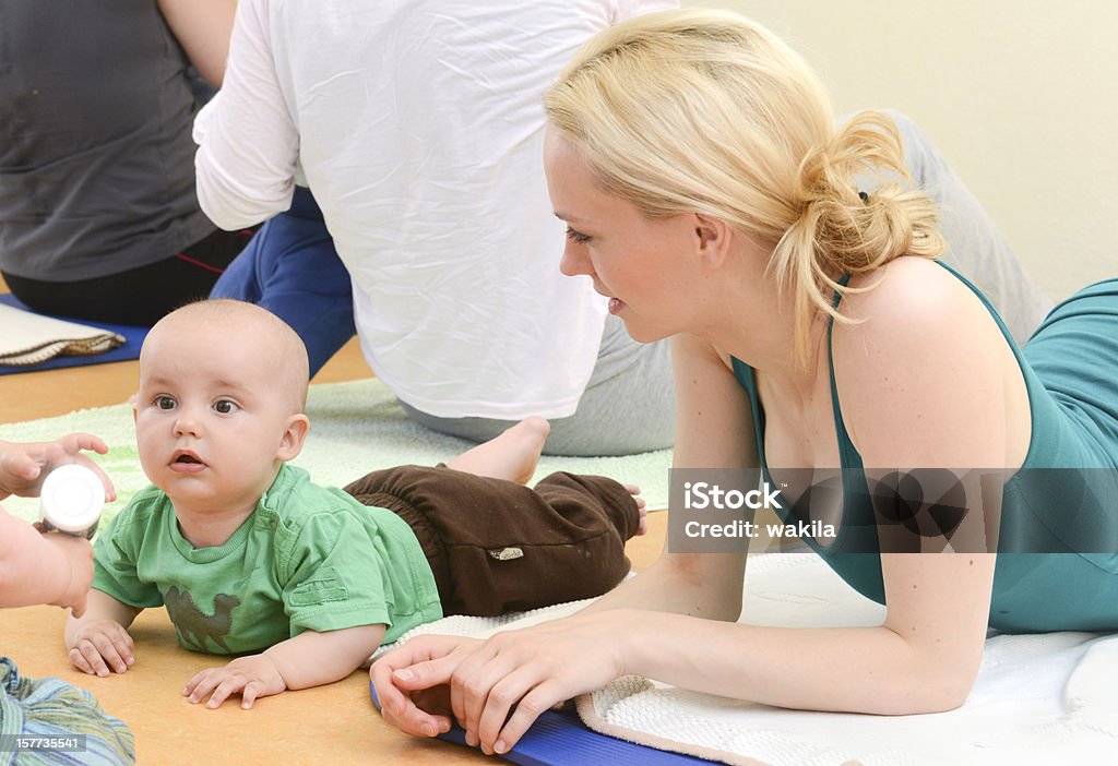 Bébé Yogagroup-Krabbelgruppe oder Kita - Photo de Adulte libre de droits