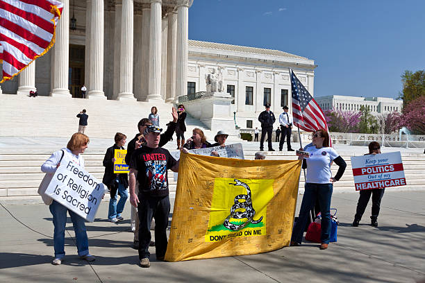 activistas protestas nacionales el derecho de atención médica (obamacare), el tribunal supremo, washington. - tea party fotografías e imágenes de stock