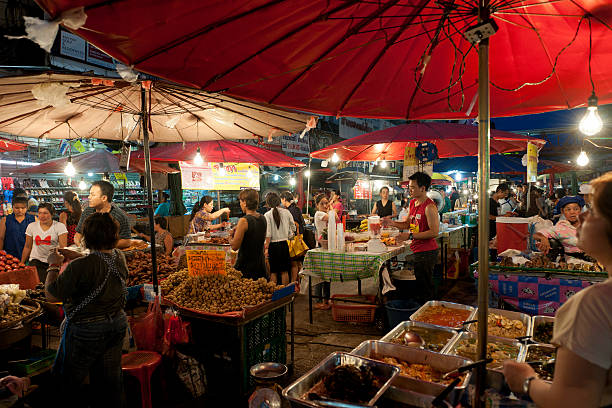 bazaar notturno di chiang mai, thailandia - editorial asia thailand people foto e immagini stock