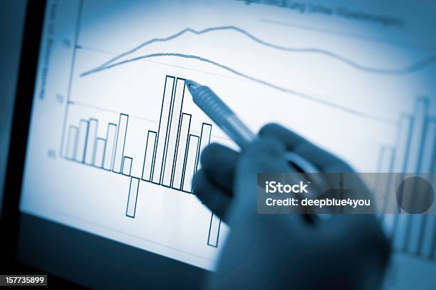 Foto de Gráfico e mais fotos de stock de Aprimoramento - Aprimoramento, Bolsa de valores e ações, Caneta