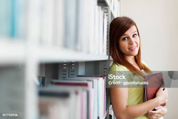 Schöne Studentin In Der Bibliothek Stockfoto und mehr Bilder von 20-24 Jahre - 20-24 Jahre, Akademisches Lernen, Arbeiten