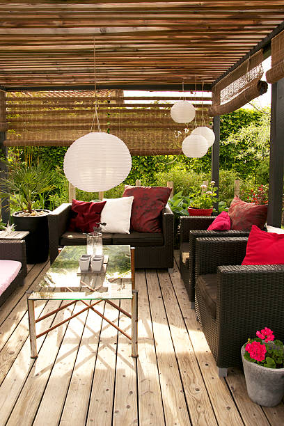 patio z pergola i nowoczesne meble ogrodowe, - ornamental garden wicker flower bed formal garden zdjęcia i obrazy z banku zdjęć