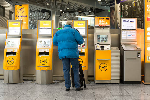 les comptoirs d'enregistrement automatique de lufthansa de l'aéroport - self service check in passenger people frankfurt photos et images de collection