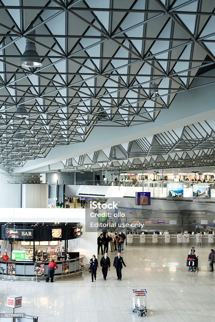 Salida de la Terminal 1 del Aeropuerto de Frankfurt - Foto de stock de Adulto libre de derechos