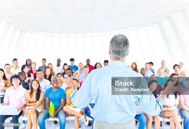 Photo libre de droit de Multi Ethniques Jeunes Personnes En Configuration Salle De Classe banque d'images et plus d'images libres de droit de Adolescence