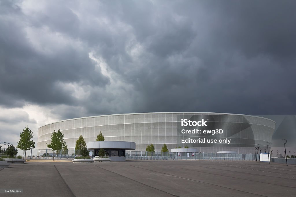 Nuvens de tempestade sobre o estádio de futebol - Royalty-free Alfalto Foto de stock