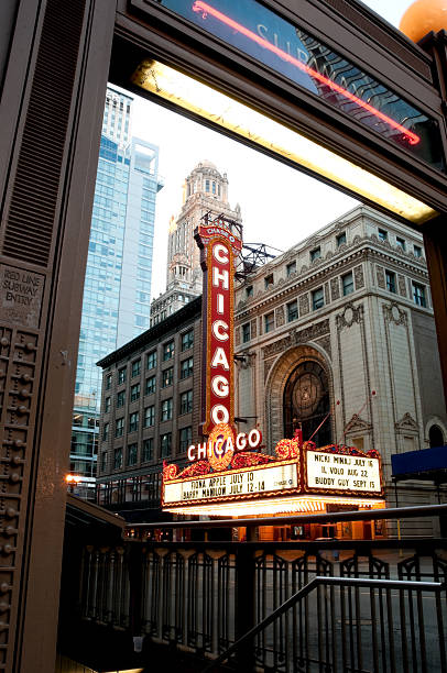 famoso letreiro de teatro de chicago - chicago at night - fotografias e filmes do acervo