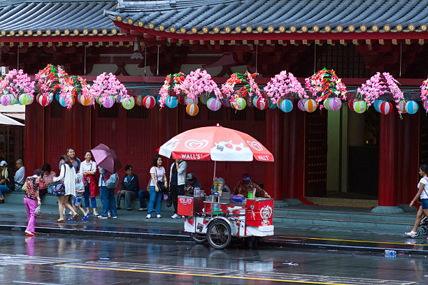 eis im regen - editorial asia singapore tourist stock-fotos und bilder