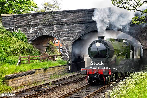 Foto de Trem A Vapor Passando Por Baixo De Uma Ponte e mais fotos de stock de Locomotiva a vapor - Locomotiva a vapor, Reino Unido, Inglaterra