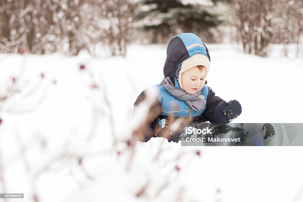 Kind spielen mit Schnee - Lizenzfrei Blau Stock-Foto