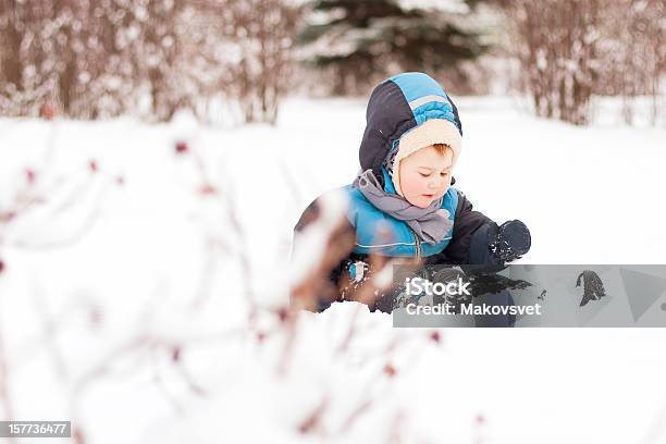 Kind Spielen Mit Schnee Stockfoto und mehr Bilder von Blau - Blau, Kleinstkind, Schal
