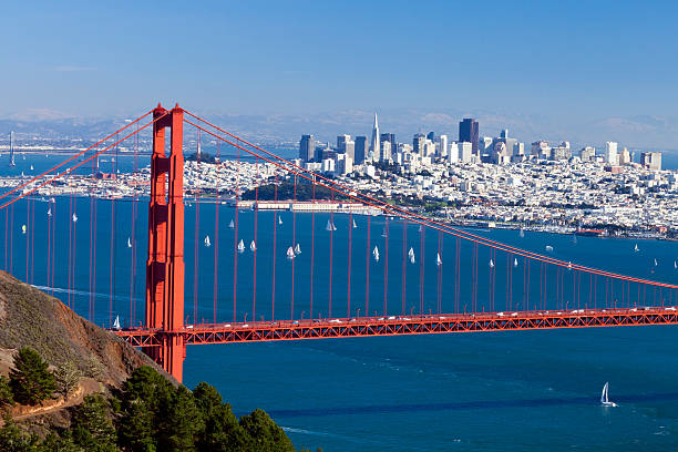 panorama w san francisco, die golden gate bridge - golden gate bridge san francisco county bridge city stock-fotos und bilder