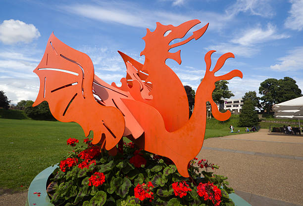 уэльский дракон в городе кардифф, уэльс - welsh culture wales welsh flag dragon стоковые фото и изображения