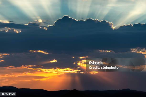 Brillante Sol Detrás De Las Nubes Y Sunbeams Foto de stock y más banco de imágenes de Aire libre - Aire libre, Azul, Cielo