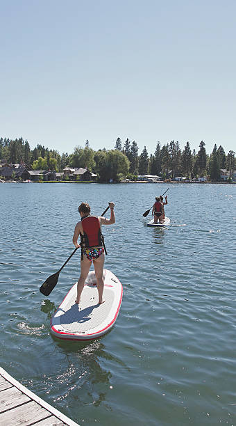 das stehpaddeln auf sanfte wasser - flathead valley stock-fotos und bilder