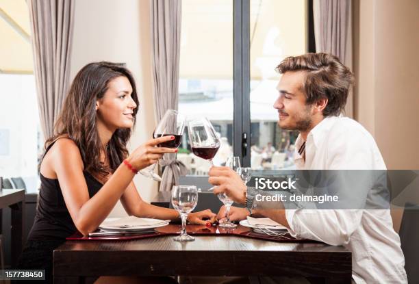 若いカップルのお祝いのレストランでレッドワイン - カップルのストックフォトや画像を多数ご用意 - カップル, レストラン, 乾杯