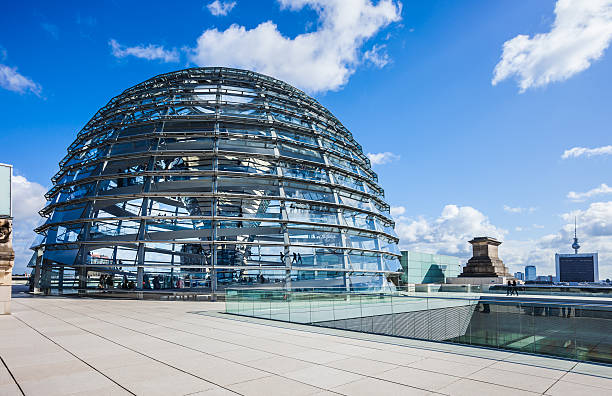 reichstag building in berlin, con forma de cúpula - cupola fotografías e imágenes de stock