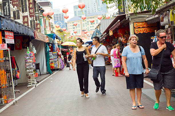 sightseeing und shopping in chinatown - editorial asia singapore tourist stock-fotos und bilder