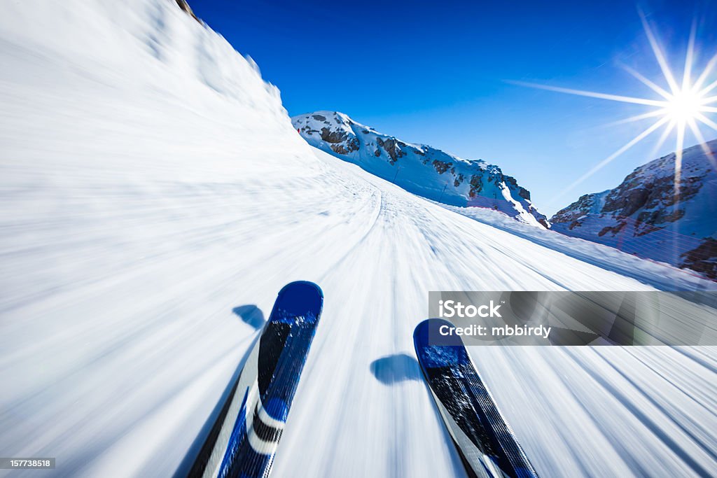 고산대 활강 스키 화창한 날 - 로열티 프리 건강한 생활방식 스톡 사진