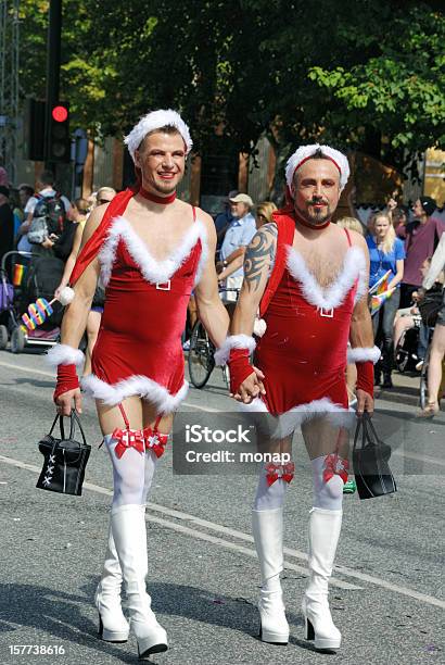 Dois Homens De Mãos Dadas E Usar Mulher Santa Costumes - Fotografias de stock e mais imagens de Pai Natal