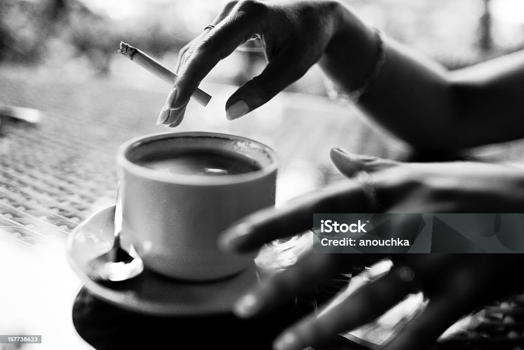 Café e cigarro - Foto de stock de Preto e branco royalty-free