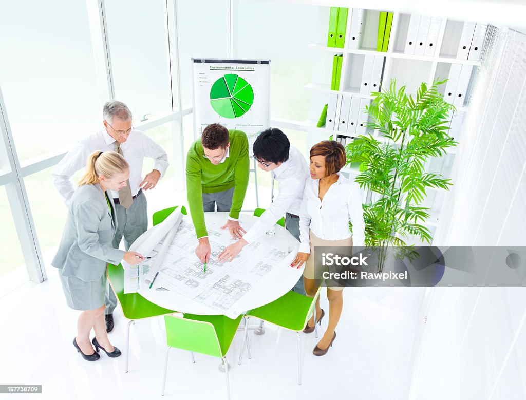 Зеленый деловых встреч - Стоковые фото Мозговой штурм роялти-фри