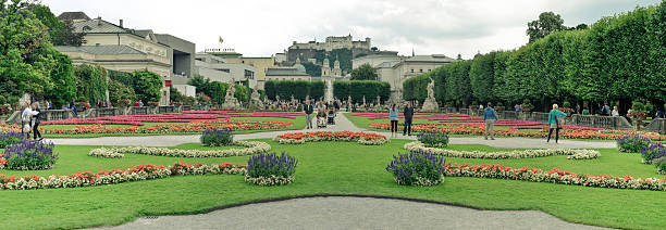xxxl panorama-jardins de mirabell - statue architecture sculpture formal garden imagens e fotografias de stock