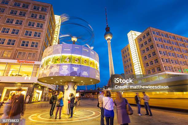 Alexanderplatz Zegarowi I Fernsehturm Tower Berlin - zdjęcia stockowe i więcej obrazów Alexanderplatz