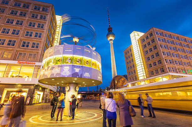 alexanderplatz, relógio mundial e fernsehturm tower, berlim - clock station people berlin germany imagens e fotografias de stock