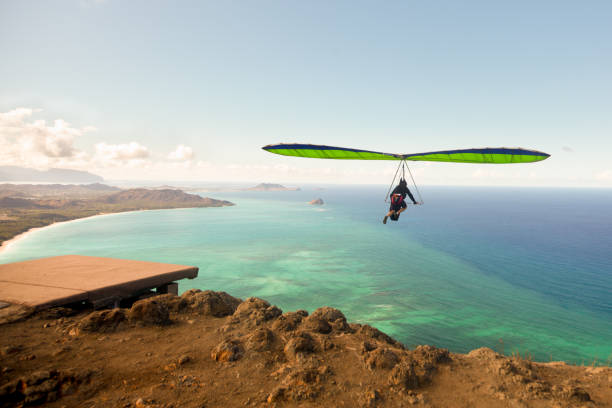 ハンググライダー離陸する - hang glider ストックフォトと画像