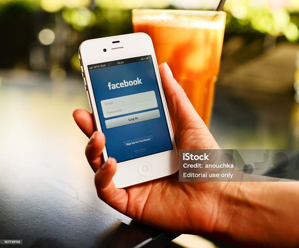 login di Facebook sullo schermo di iPhone - Foto stock royalty-free di Accesso al sistema