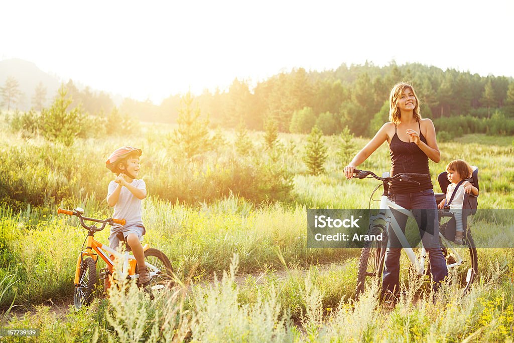 Familia ciclismo - Foto de stock de Familia libre de derechos