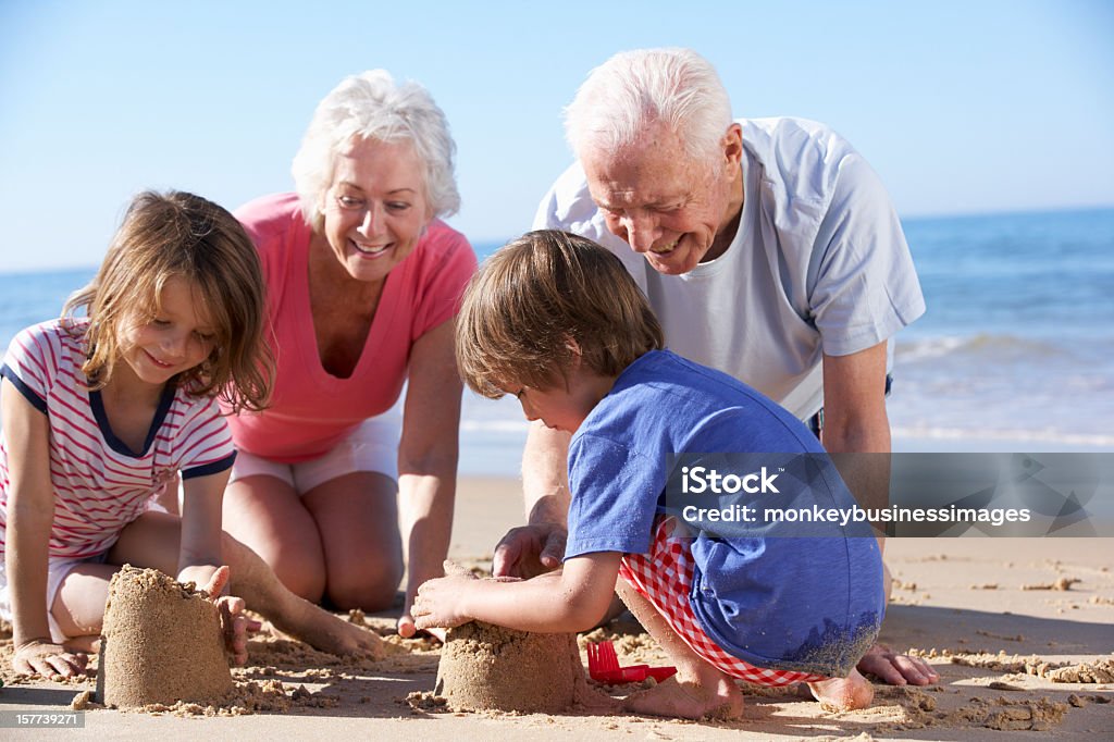 조부모/손주 미흡함 모래성 해변의 - 로열티 프리 모래성-구조물 스톡 사진