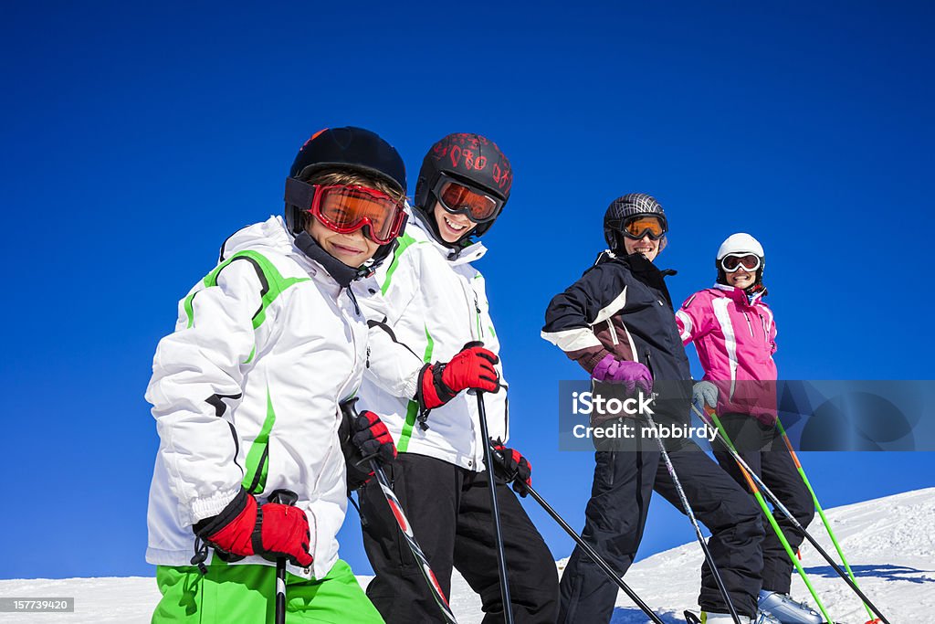 Heureux les skieurs au-dessus de la station de ski - Photo de Hiver libre de droits