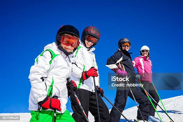 Esquiadores Feliz No Topo Da Estância De Esqui - Fotografias de stock e mais imagens de Ficar de Pé - Ficar de Pé, Fotografia - Imagem, Inverno