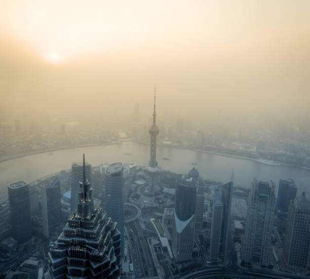 poluição do ar em xangai, china - smog china beijing pollution - fotografias e filmes do acervo