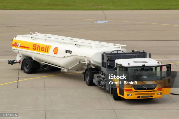 Flugzeugbenzin Truck Stockfoto und mehr Bilder von Luftfahrtindustrie - Luftfahrtindustrie, Luftfahrzeug, Shell - Markenname