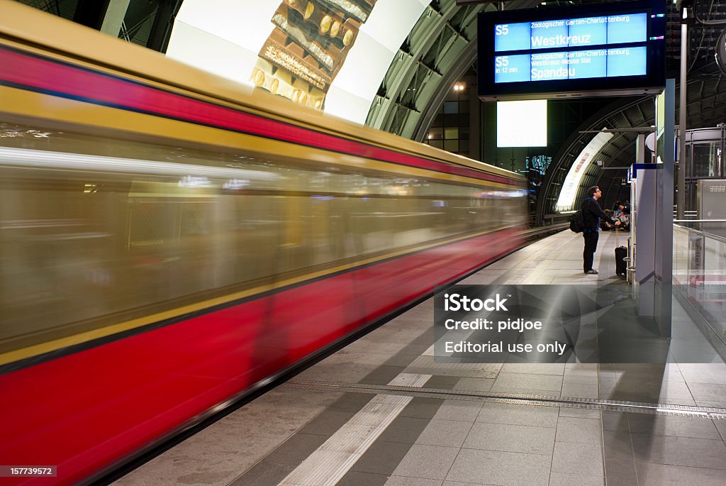 Człowiek Sprawdzanie Harmonogramu na Berlin Hauptbahnhof Niemcy - Zbiór zdjęć royalty-free (Berlin)