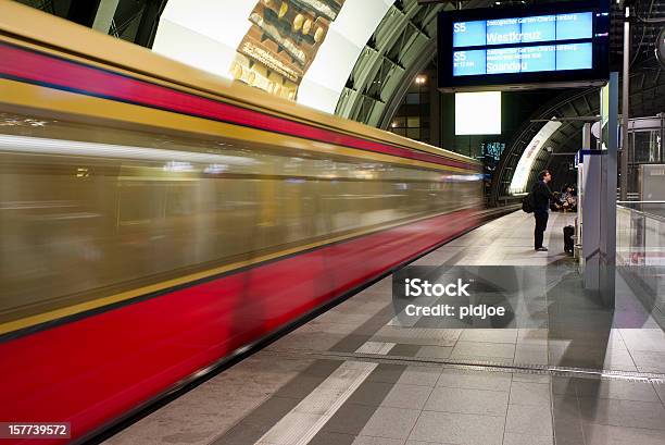 Człowiek Sprawdzanie Harmonogramu Na Berlin Hauptbahnhof Niemcy - zdjęcia stockowe i więcej obrazów Berlin