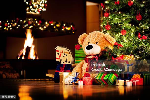 Foto de Presentes De Natal e mais fotos de stock de Natal - Natal, Árvore de Natal, Urso de pelúcia