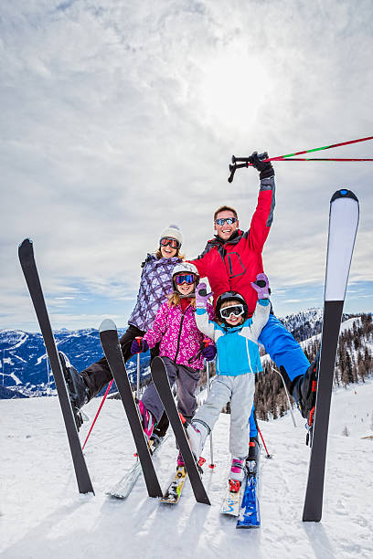 feliz familia de skiers on top (de ski resort) - skiing snow skiing helmet fun fotografías e imágenes de stock