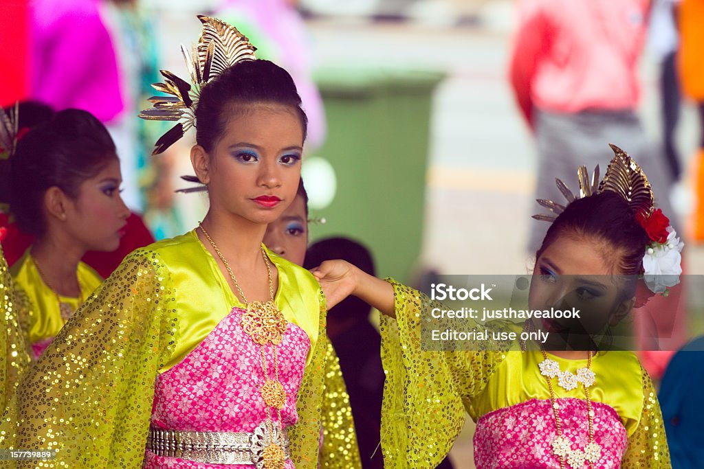 Habitación bien iluminada y de las chicas jóvenes malaya a Hari Raya - Foto de stock de Colorido libre de derechos