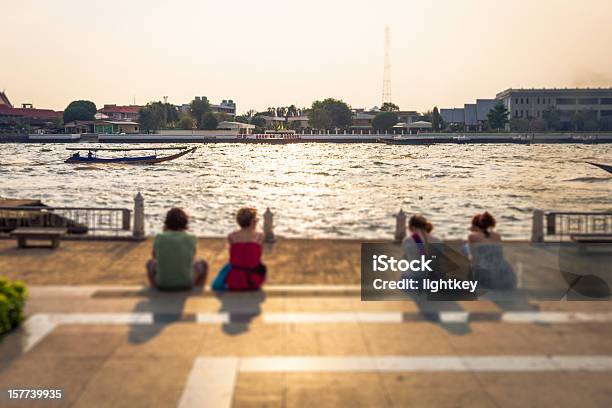 Отдыха Туристов В Бангкоке Таиланд — стоковые фотографии и другие картинки Городская площадь - Городская площадь, Лето, Люди