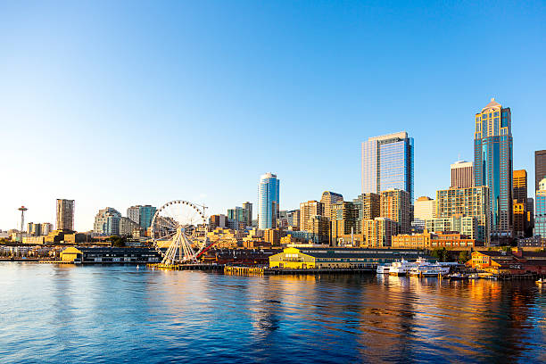 con frente al mar del centro de la ciudad de seattle space needle y una rueda - condado de king fotografías e imágenes de stock