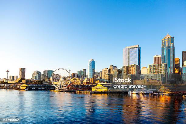 Con Frente Al Mar Del Centro De La Ciudad De Seattle Space Needle Y Una Rueda Foto de stock y más banco de imágenes de Seattle