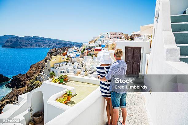 Glückliches Junges Paar Auf Der Insel Santorin Griechenland Stockfoto und mehr Bilder von Insel Santorin