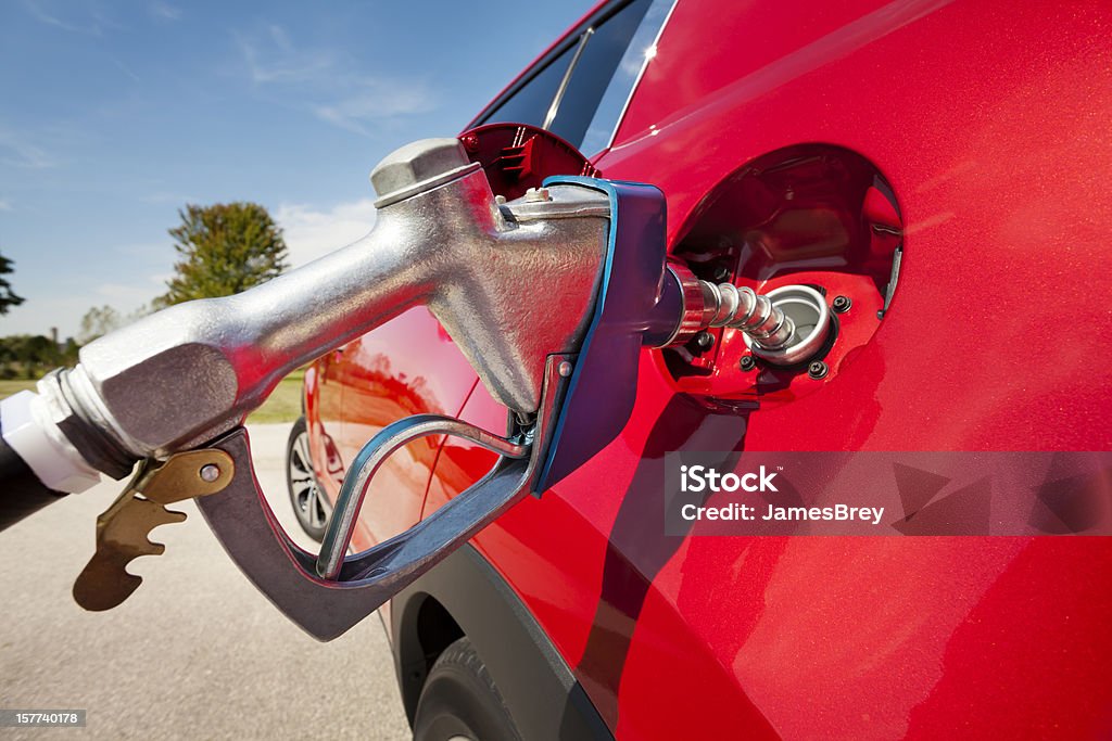 Echando gasolina en rojo vehículo - Foto de stock de Gasolina libre de derechos