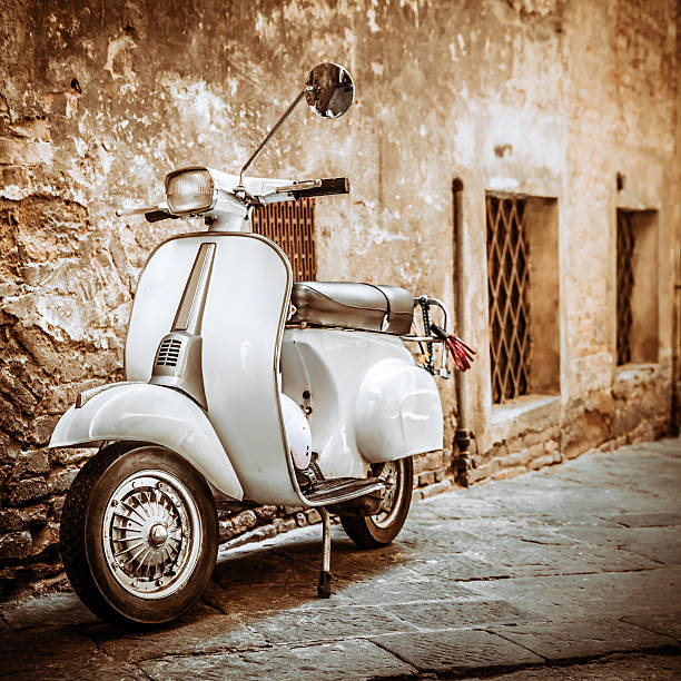 scooter italiana en grungy alley, vintage estado de ánimo - piaggio fotografías e imágenes de stock