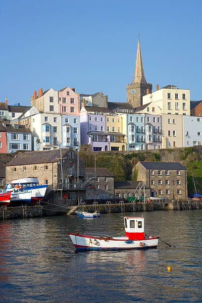 великобритания, уэльс, пембрукшир, красочными до�мов выше tenby гавань - fishing boat стоковые фото и изображения